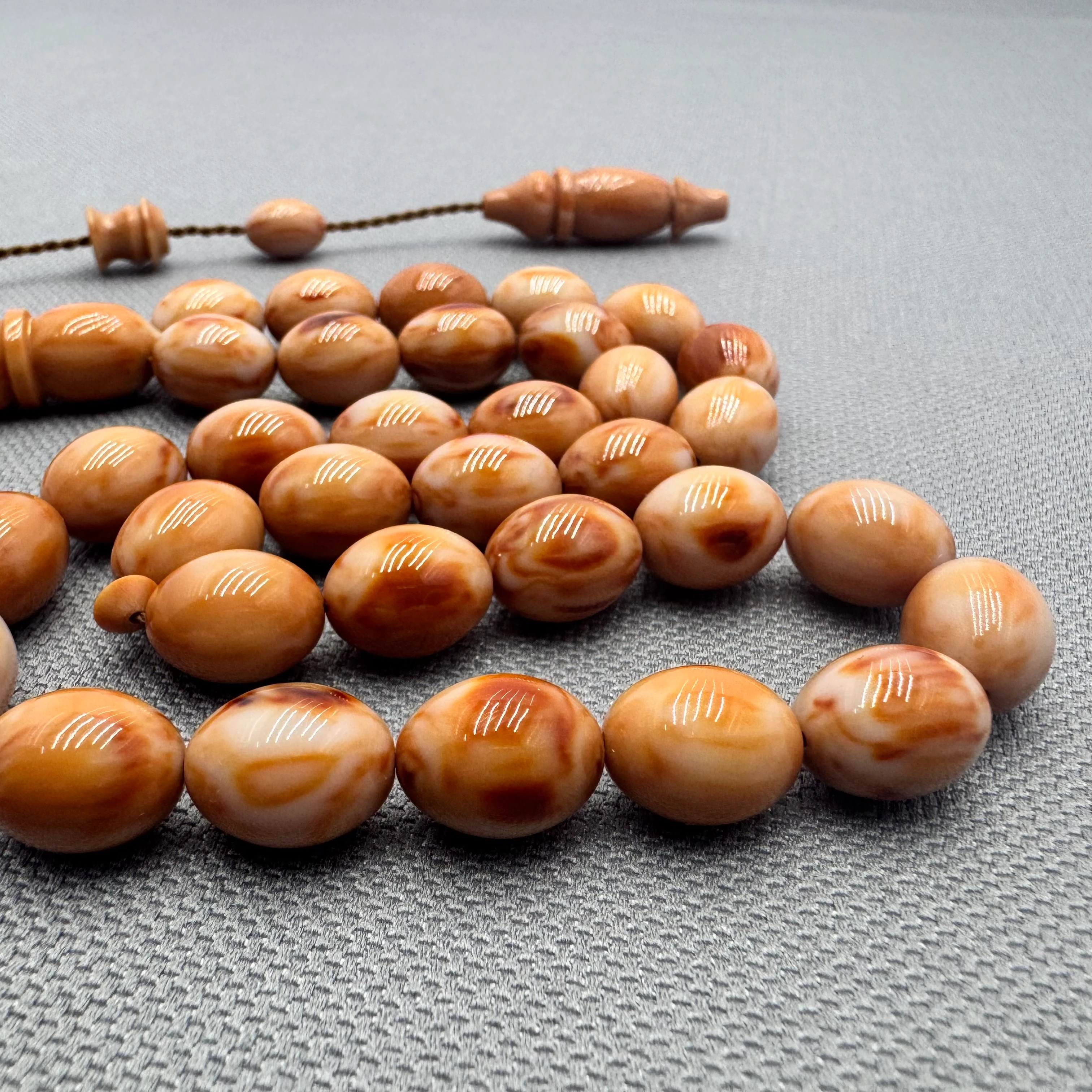 Usta İşçilikli Özel Döküm Hareli Kahverengi Beyaz Sıkma Kehribar Tesbih